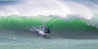  Jugando en las olas de Cornwall 
